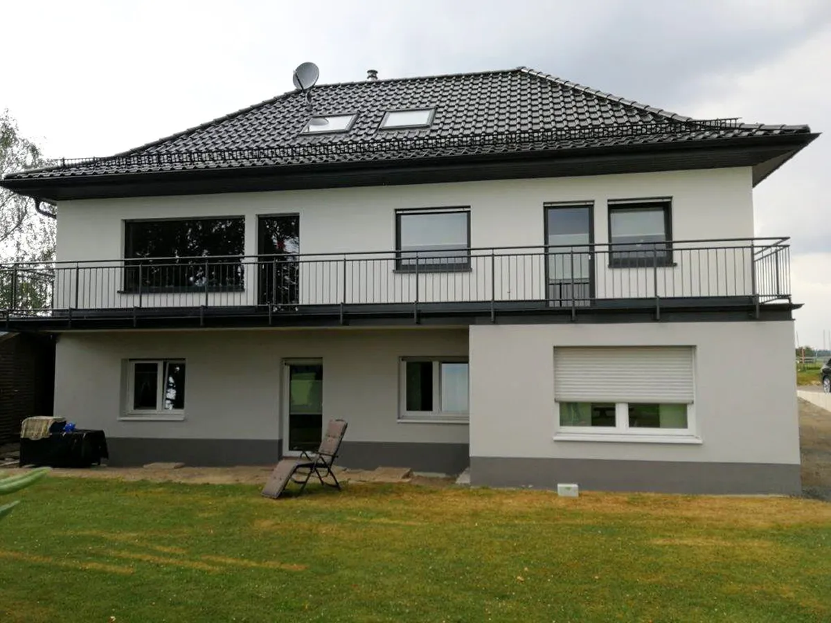 Gartenansicht eines Hauses mit modernisierter Dachgaube