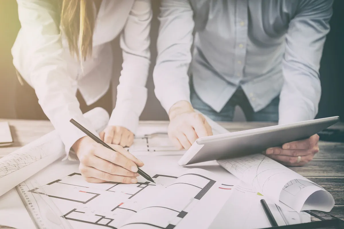 Zwei Personen skizzieren Grundrisse